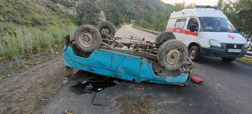 На Алтае четыре человека пострадали в ДТП с переворотом — фото с места аварии