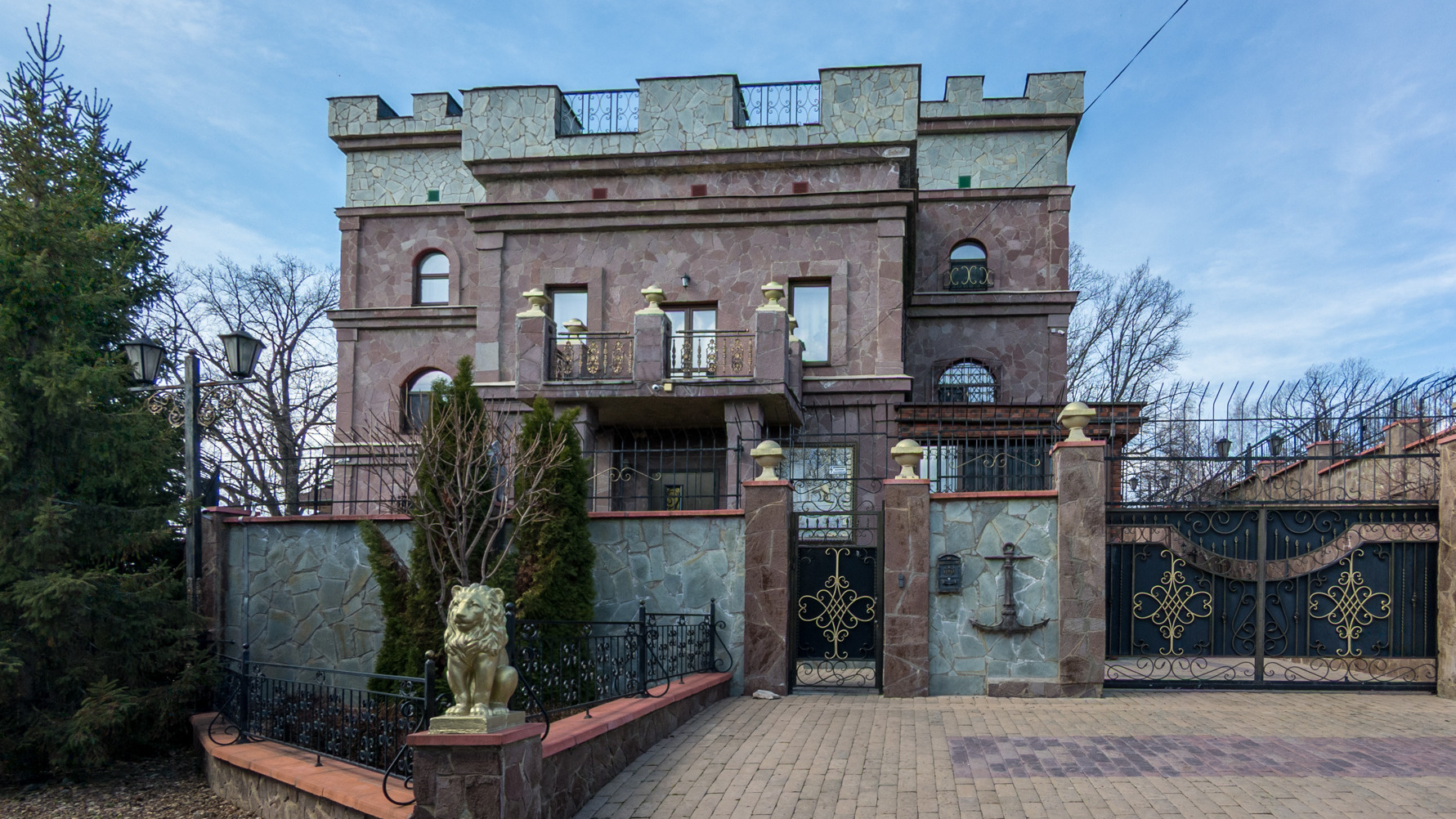 Пафосный замок под Уфой предлагают в аренду за 200 тысяч. В сумму входит охрана, садовник и гувернантка