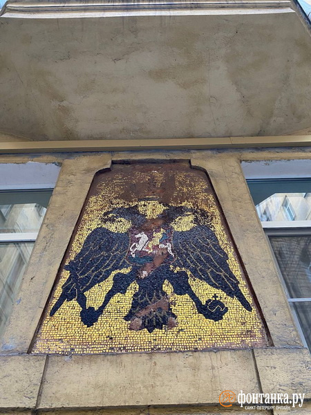 На Васильевском проявился мозаичный имперский герб. Его десятилетия скрывало нечто