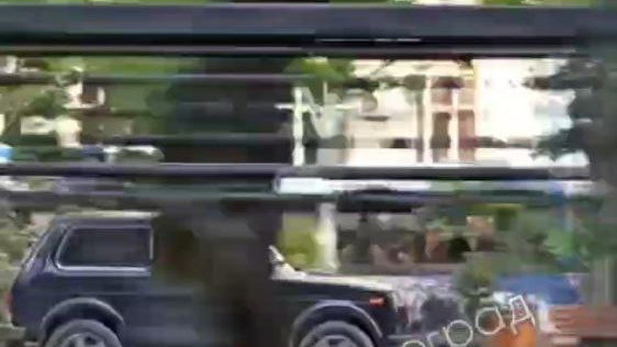 В центре Волгограда лихач на «Ниве» на бешеной скорости промчался по парку — видео