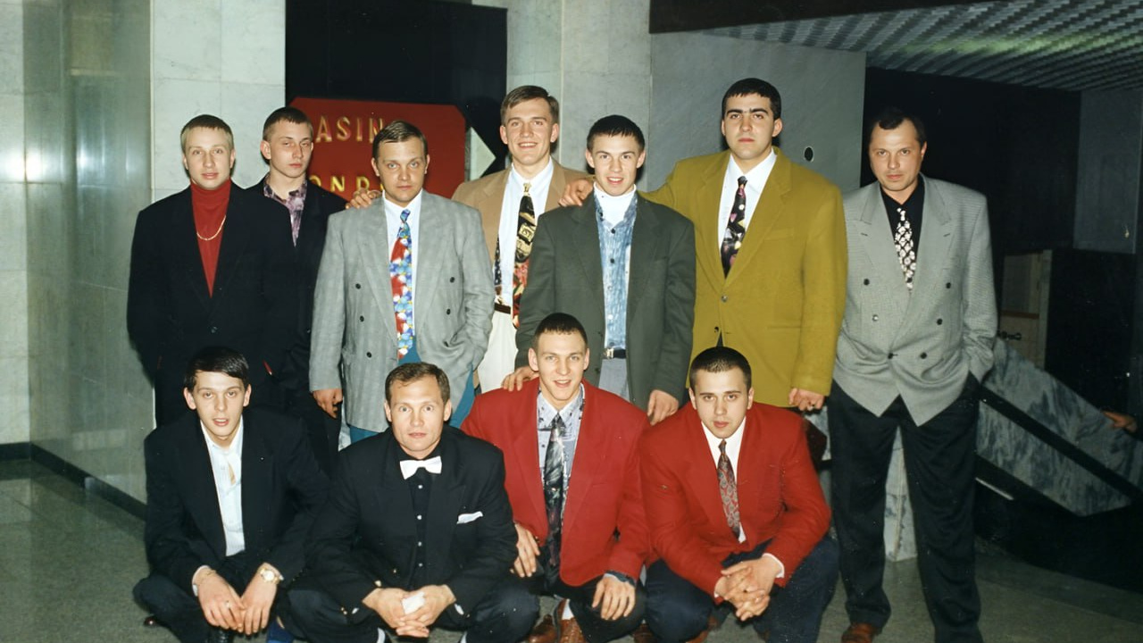 Сибирская «Бригада»: уникальное фото ОПГ Трунова прямиком из 90-х — изучаем, кто засветился на общем снимке и что с ними стало