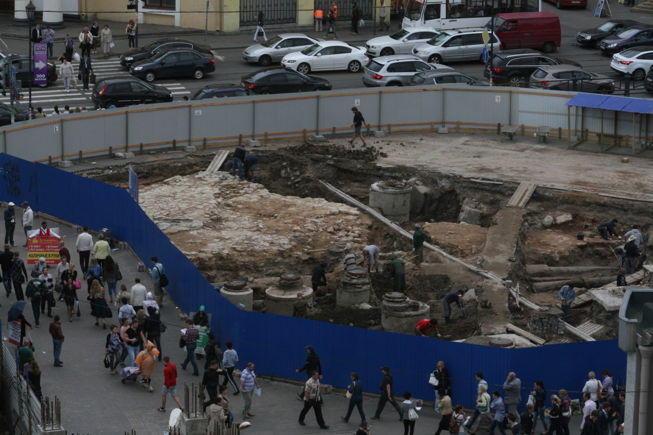 Раскопки фундамента церкви возле станции метро «Сенная площадь». 2013 год