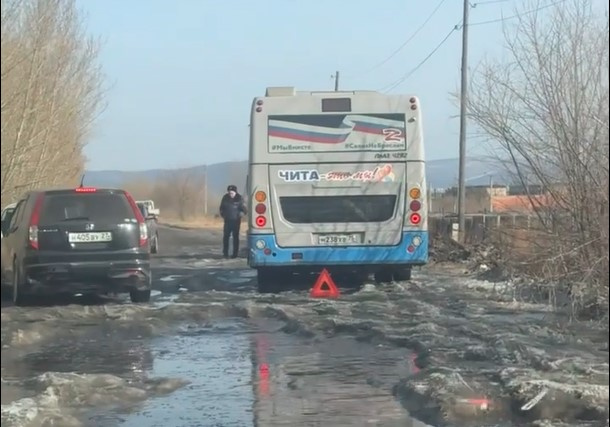 Канализация залила дорогу на ГРЭС в Чите из-за аварии