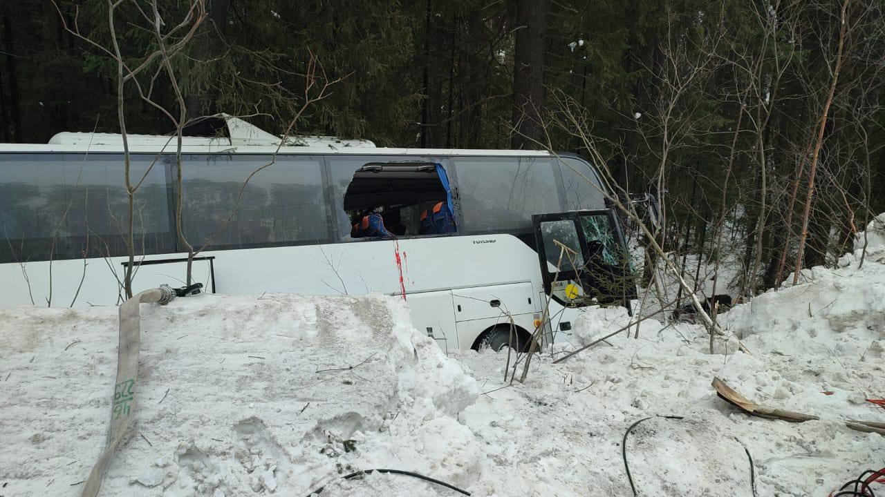 На уральской трассе автобус с детьми вылетел на встречку и снес легковушку  в кювет - 29 января 2024 - e1.ru