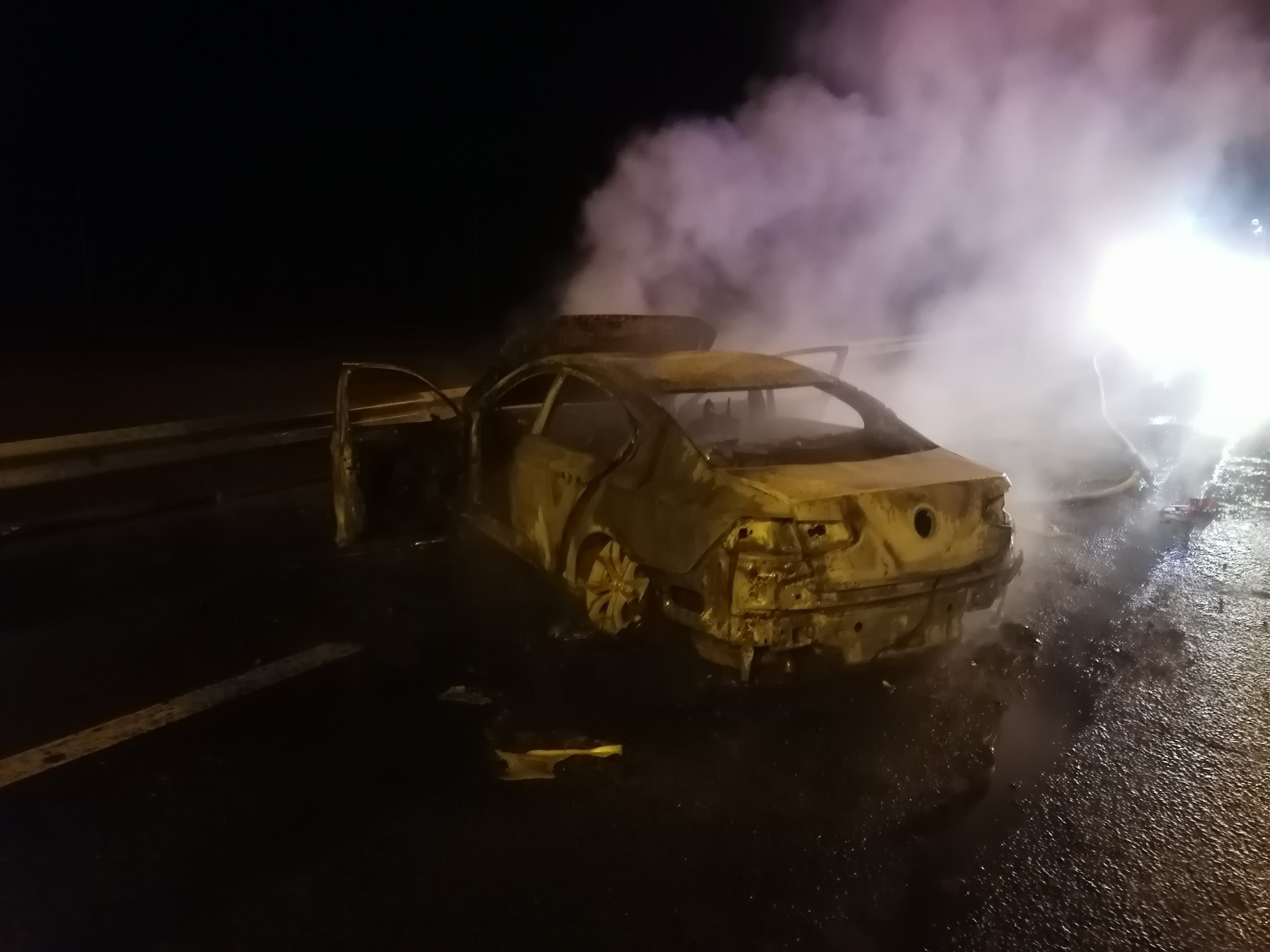 ДТП с водоналивными бонами на КАД превратилось в пожар. Водитель якобы  хотел уехать, но машина вспыхнула | 20.04.2023 | Санкт-Петербург -  БезФормата