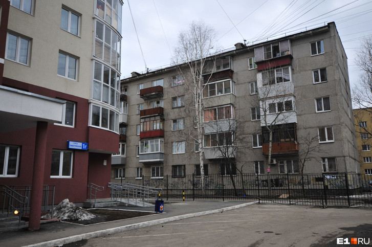 Пятиэтажка соседствует с высоткой уже десять лет Пятиэтажка соседствует с высоткой уже десять лет