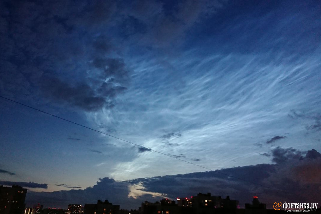 Серебристые облака над Петербургом наблюдали горожане в полночь