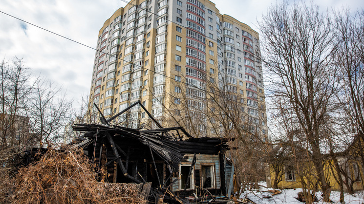 Разруха и тоска: гуляем по частному сектору Ярославля, где избы доживают век под окнами новостроек