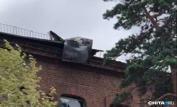 Кусок крыши начал отваливаться с бывшего здания Марианского приюта в Чите