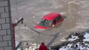 Автомобиль утонул возле многоэтажного дома в Новосибирске — видео