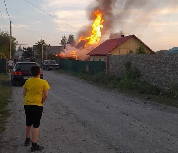 Частный дом сгорел вблизи новосибирского ЖК «Дивногорский»