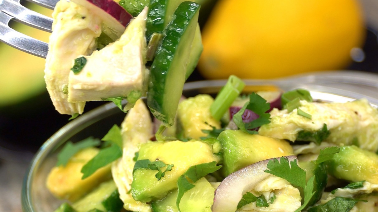 Сделай полезное вкусным! Показываем рецепт диетического салата из авокадо и курицы