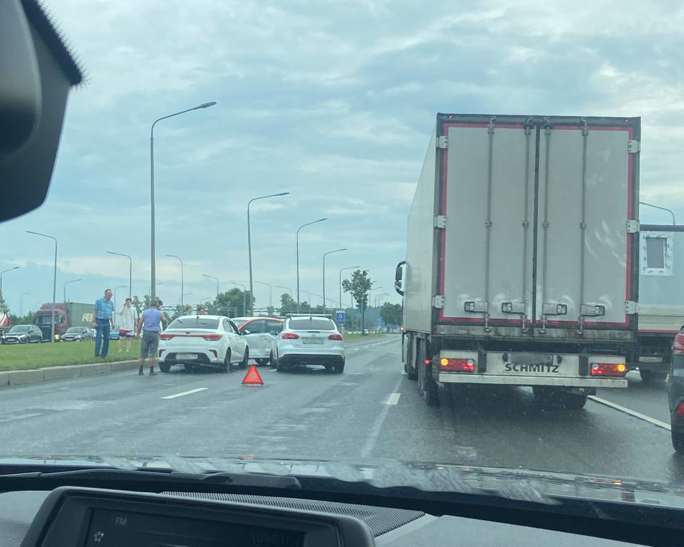 Массовое ДТП заткнуло четырехкилометровой пробкой выезд из города по Пулковскому шоссе