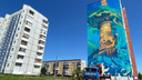 На многоэтажке в Северодвинске появился новый стрит-арт: посмотрите, как он создавался