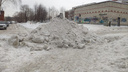 «Большой трафик машин»: куча снега перекрыла тропинку к школе в Новосибирске — дети перелазят через сугроб