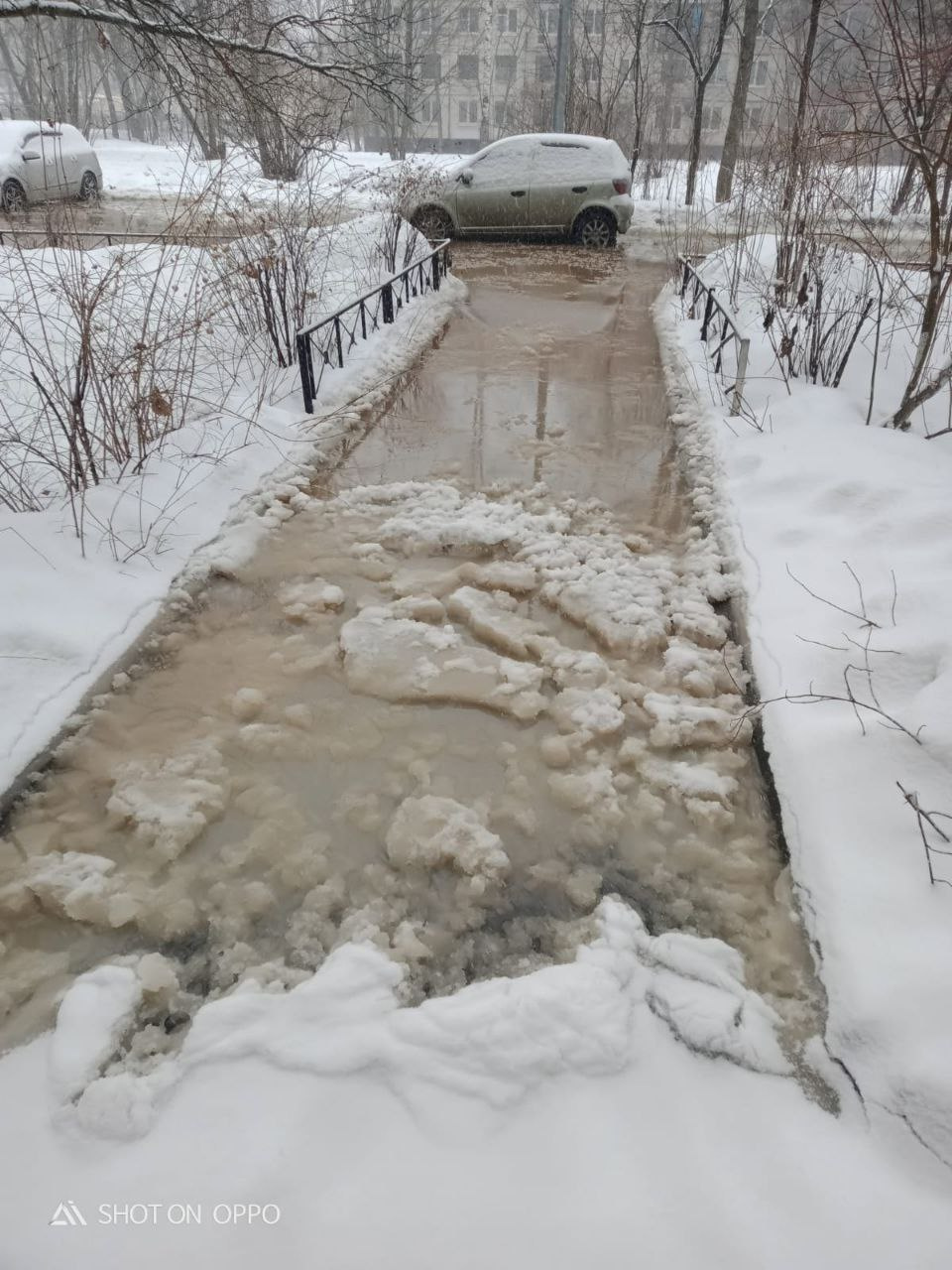 Видео: трубу с холодной водой пробили во время работ на улице Летчика  Пилютова в Петербурге - 14 февраля 2024 - ФОНТАНКА.ру