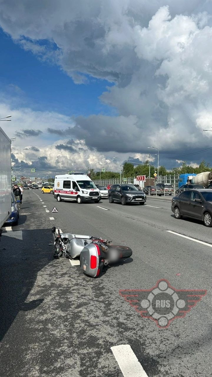 Мотоциклиста увезла скорая с Таллинского шоссе после столкновения со «Шкодой»