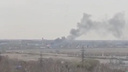Горит около аэропорта: густой дым поднялся над домами под Новосибирском — видео