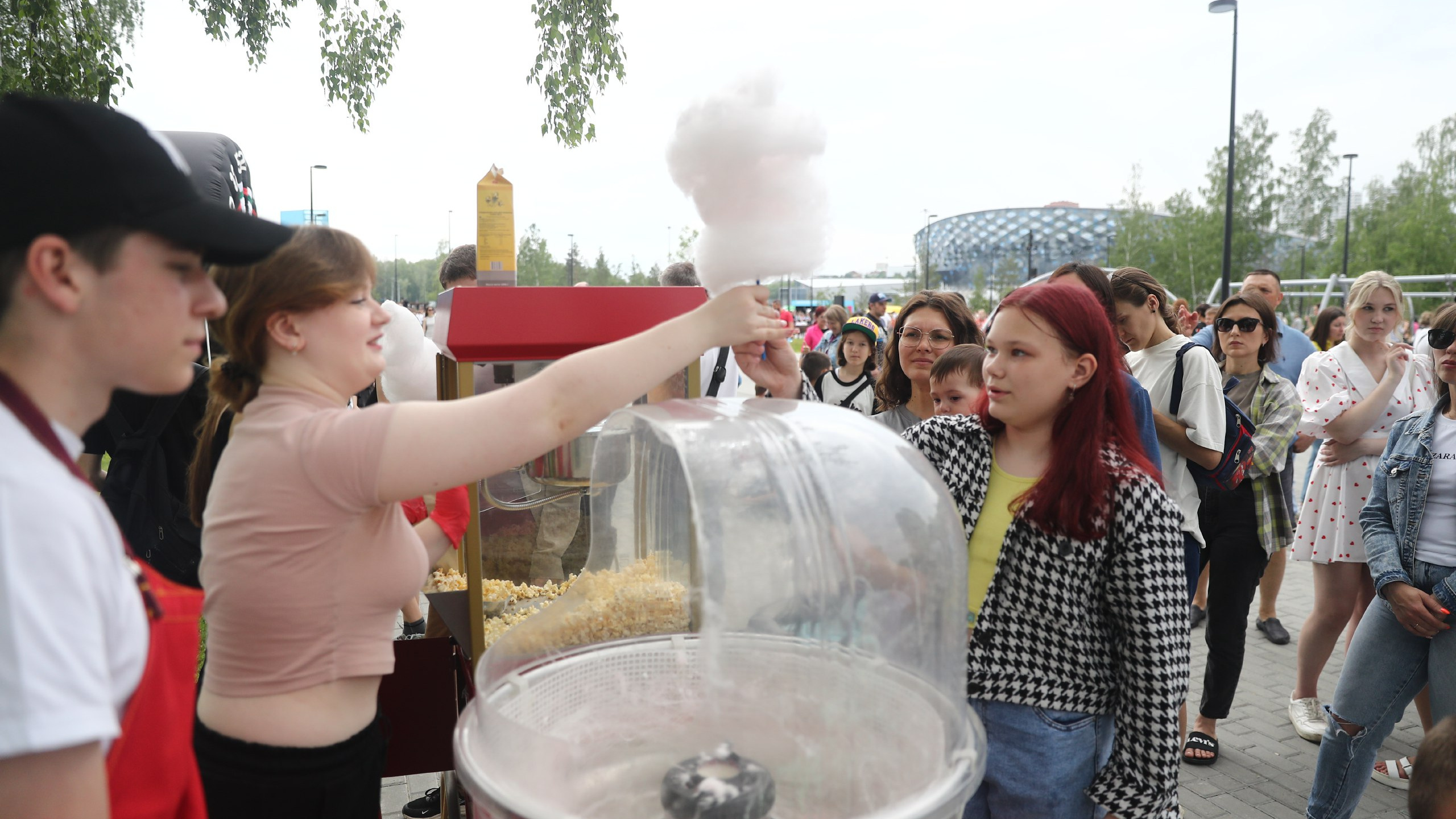 Еще одна толпа: новосибирцы выстроились в длинную очередь за бесплатной сахарной ватой и попкорном — видео