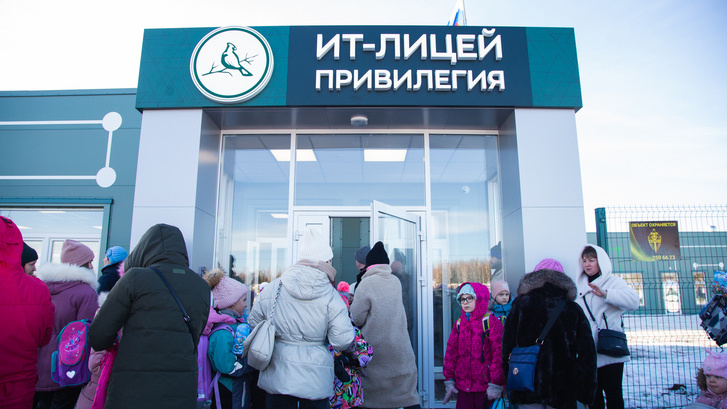 «Придется ездить за 17 километров»: жителей поселка под Челябинском возмутил отказ брать детей в новую школу