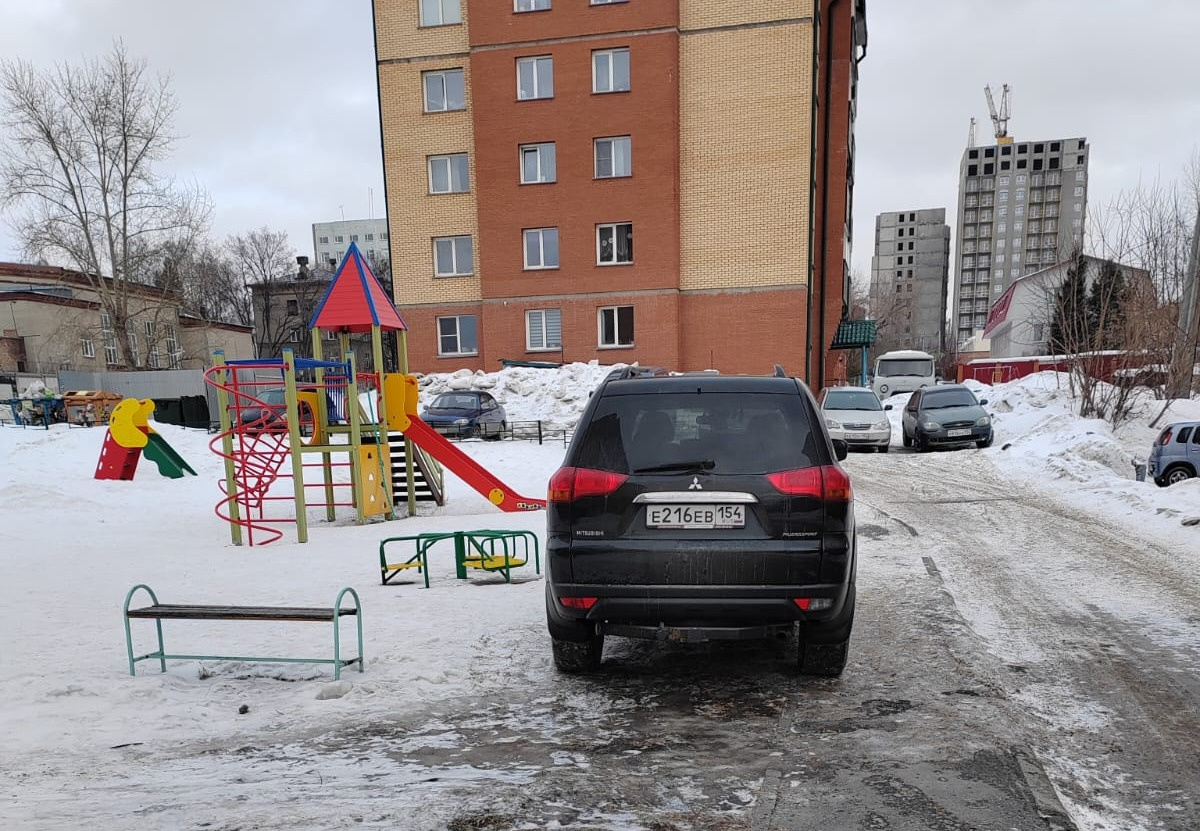 На выставке скандального фотографа, снимающего голых детей, разлили пахучую жидкость