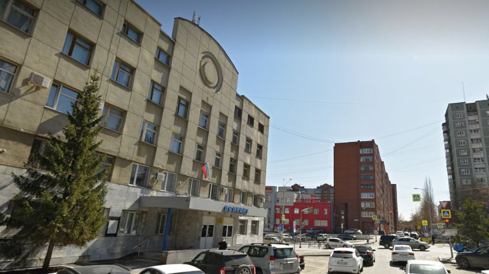 «Привезли человек 40 таджиков»: к отделу полиции в центре Екатеринбурга свезли полный пазик людей