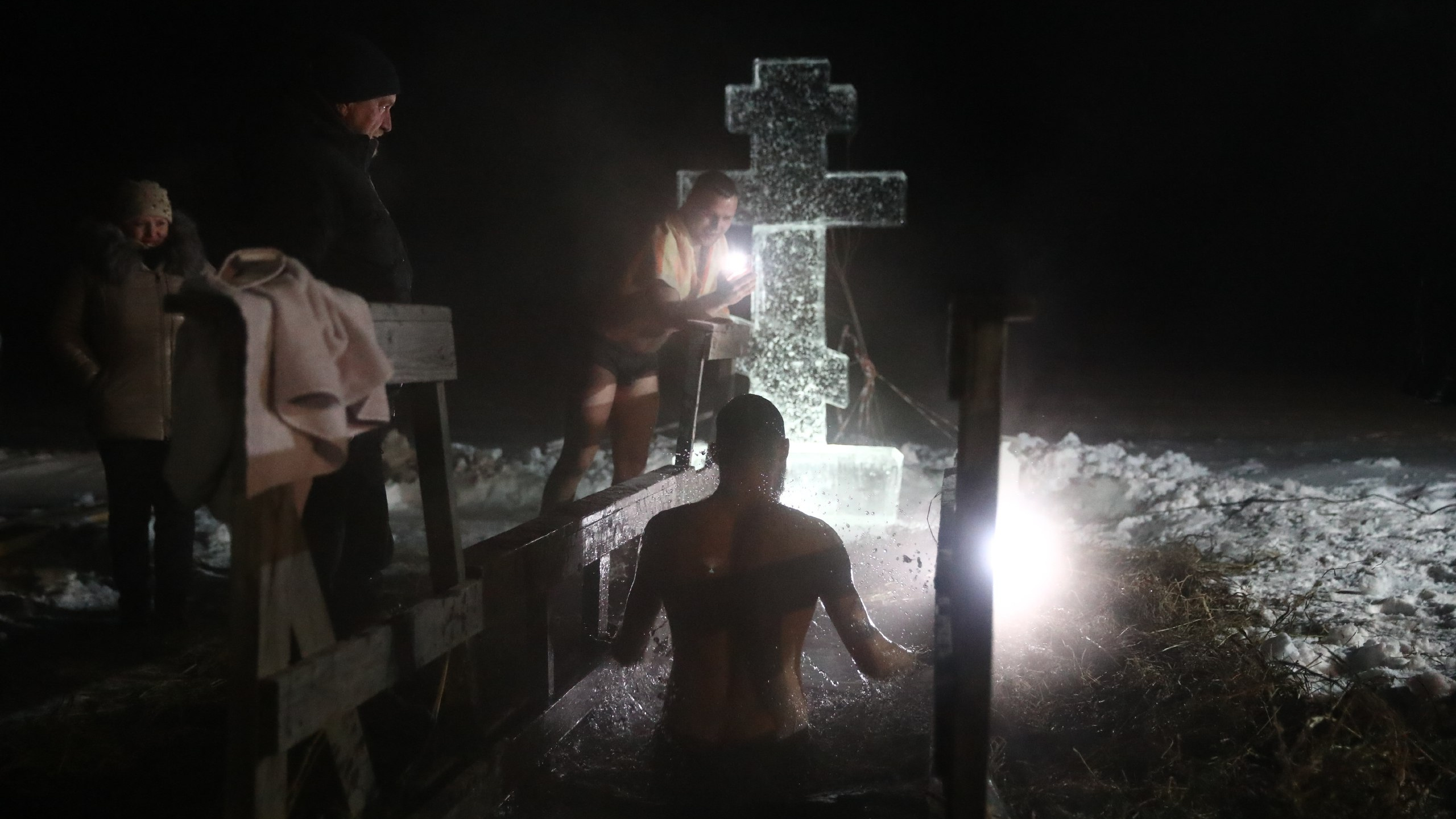 До -24 в городе: как новосибирцы отмечают Крещение Господне — фоторепортаж