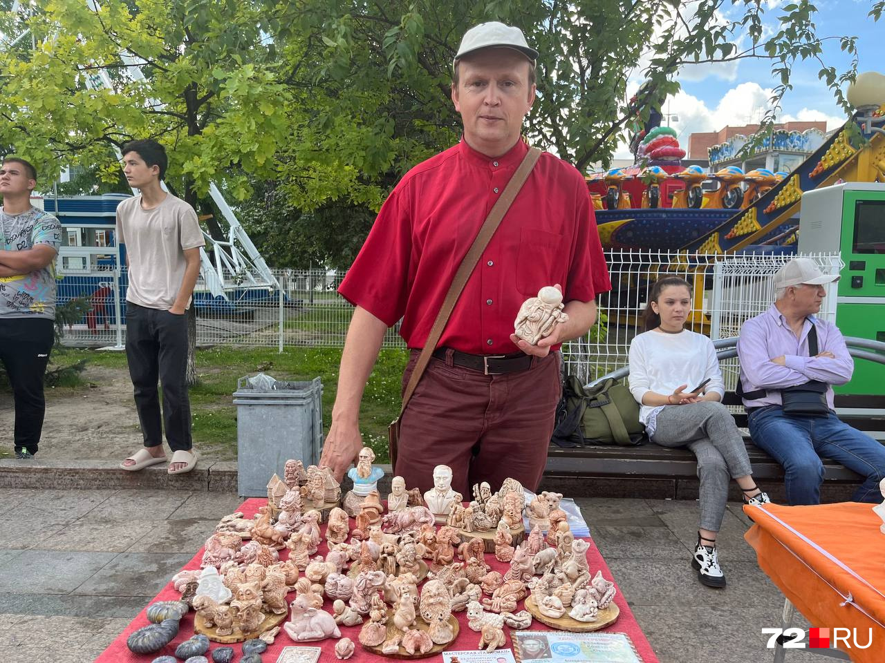 Константин Белов приехал из Ирбита. Он делает фигурки. Говорит, что у покупателей большой спрос на бюстики Путина и Сталина Константин Белов приехал из Ирбита. Он делает фигурки. Говорит, что у покупателей большой спрос на бюстики Путина и Сталина