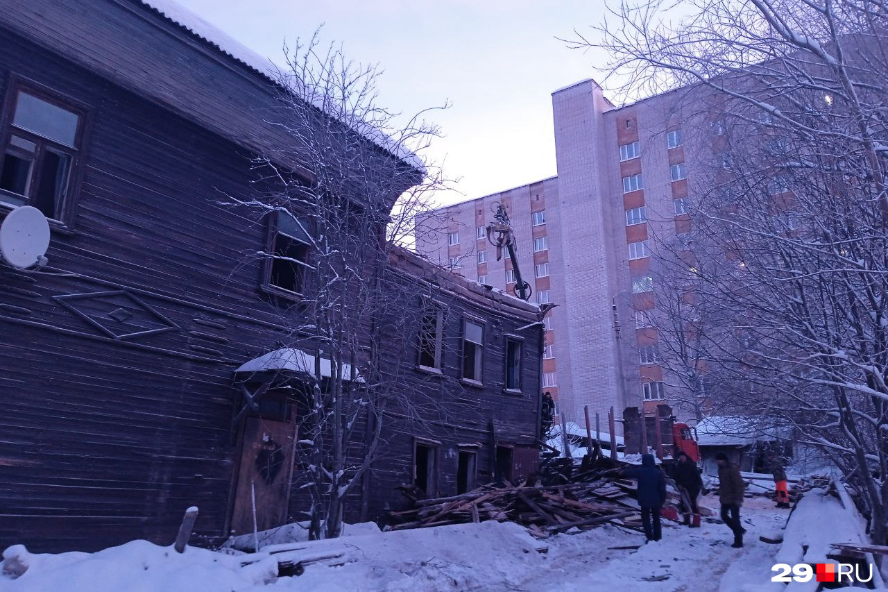 В центре Архангельска разбирают деревянный дом 1900 года постройки |  14.01.2024 | Архангельск - БезФормата