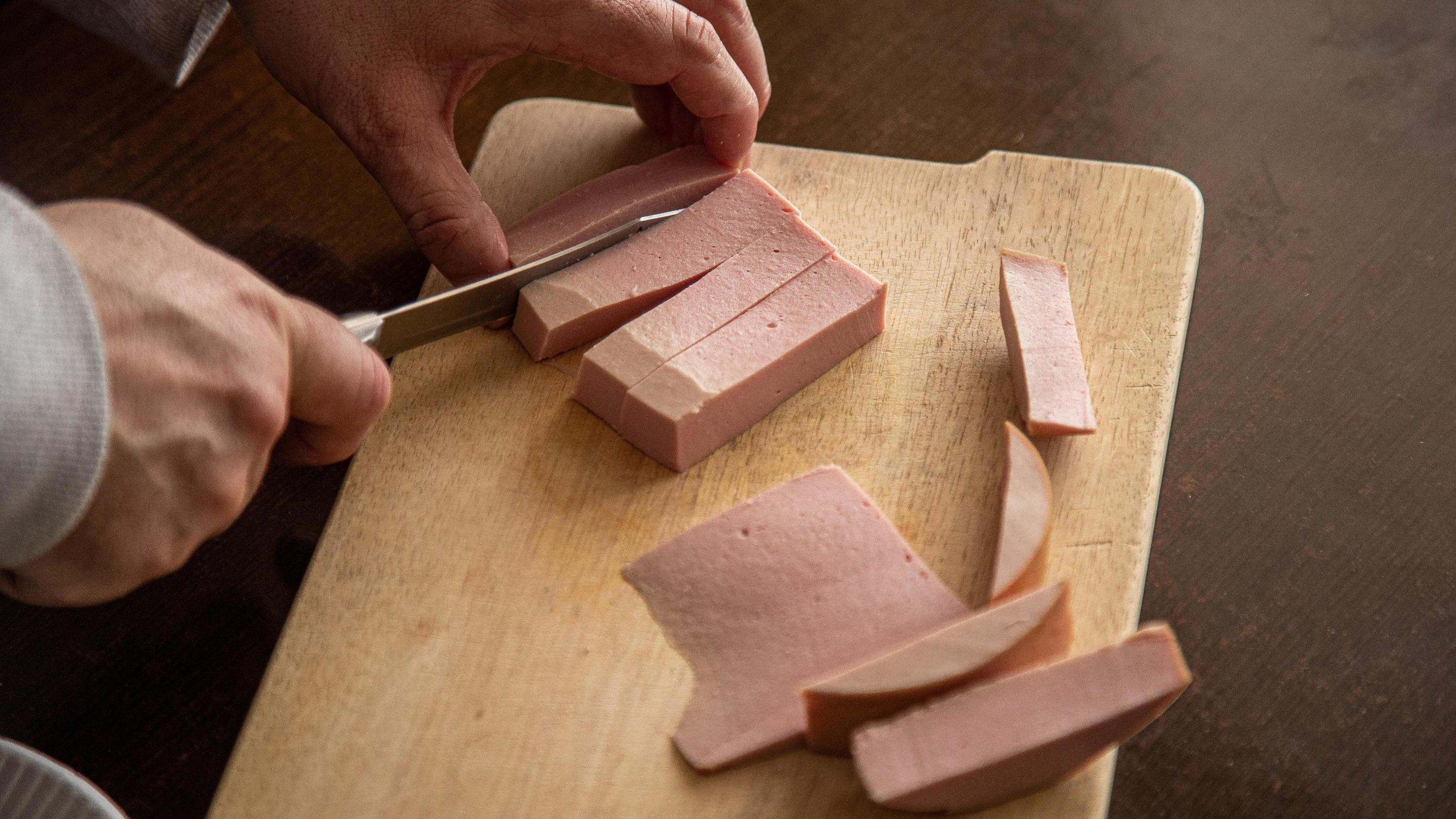 Продавали в казанских магазинах: в халяльную колбасу добавляли свинину
