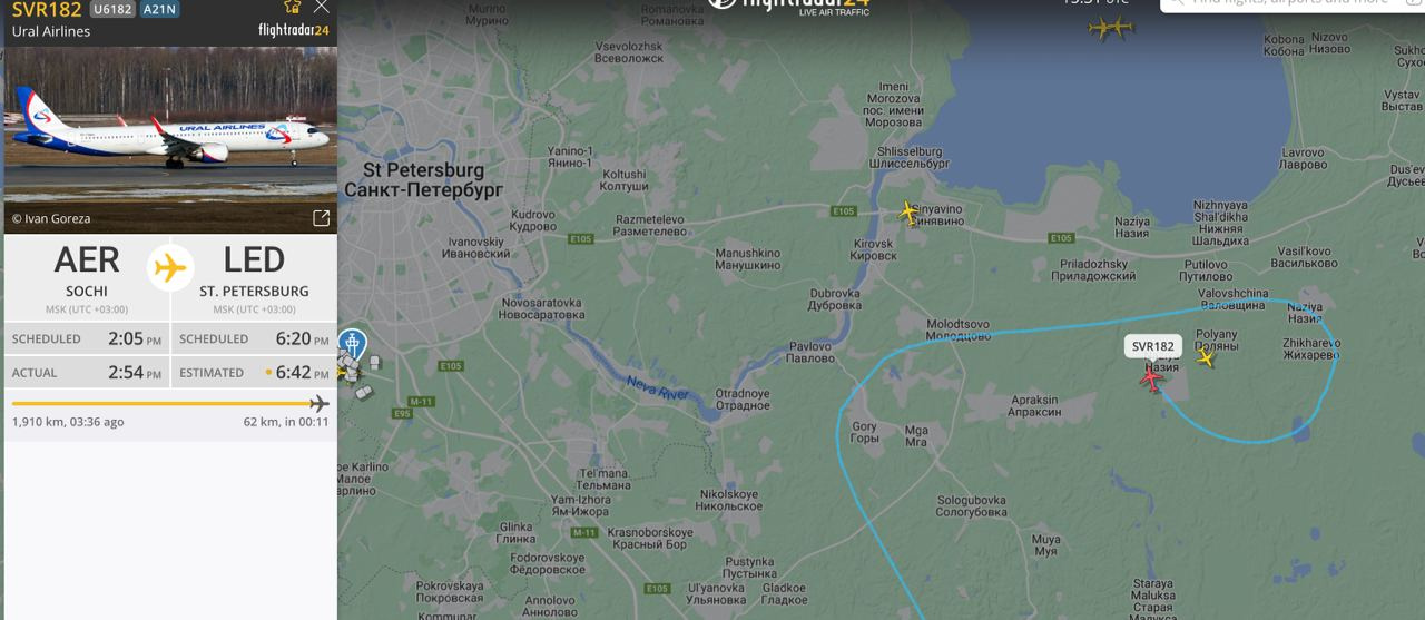 Самолеты кружат над Петербургом. В город зашла гроза