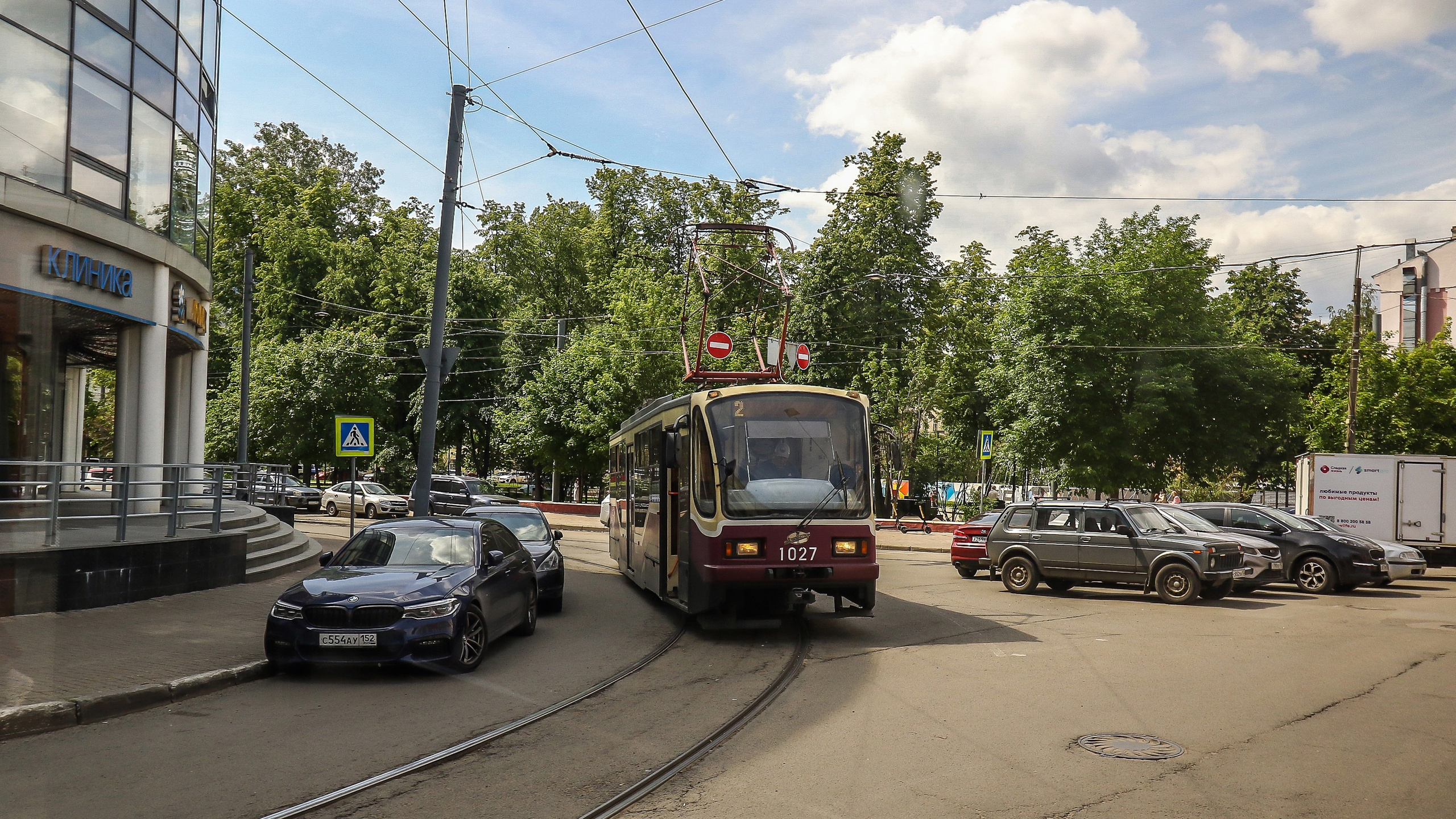 В центре Нижнего начали менять трамвайные пути. Как выживать водителям и пассажирам — удобные карточки