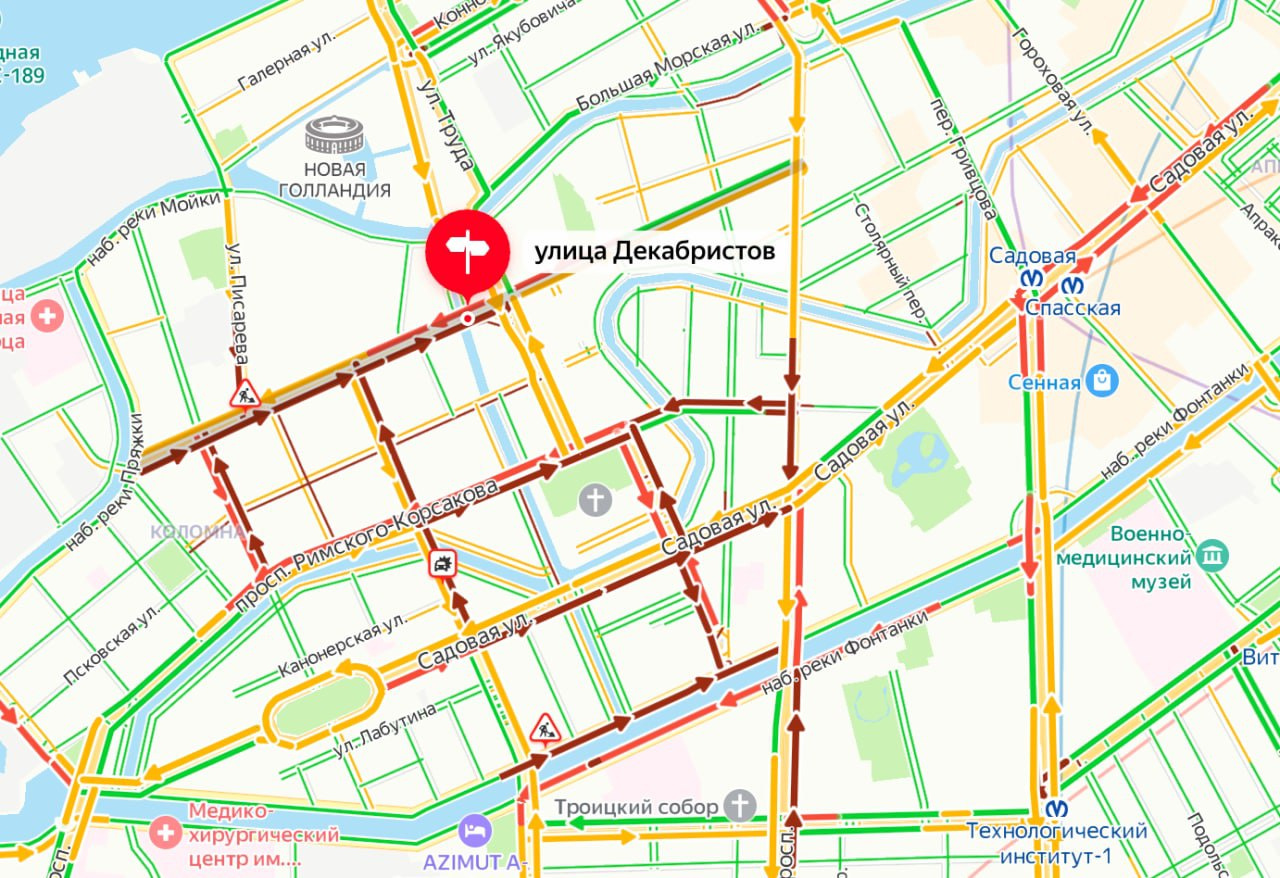 Пробки в Петербурге серьезнее обычного. Очевидцы сообщают о перекрытии улиц в центре