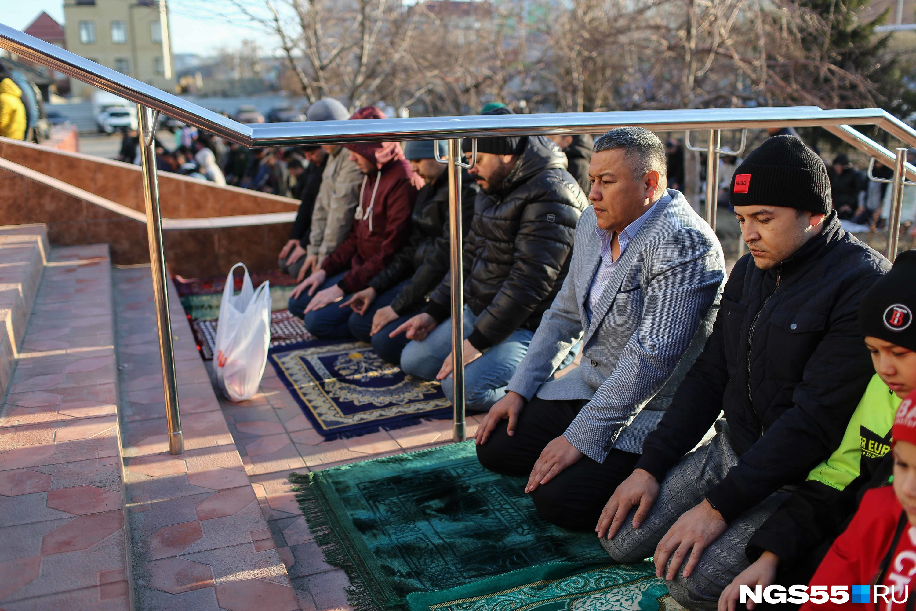 Мусульмане читают молитву, стоя на коленях. Перед собой у них принято стелить специальный коврик