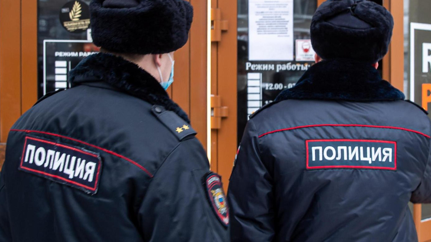 Пришел в полицию, чтобы заявить об избиении. Москвича признали виновным в дискредитации армии за желто-голубые волосы