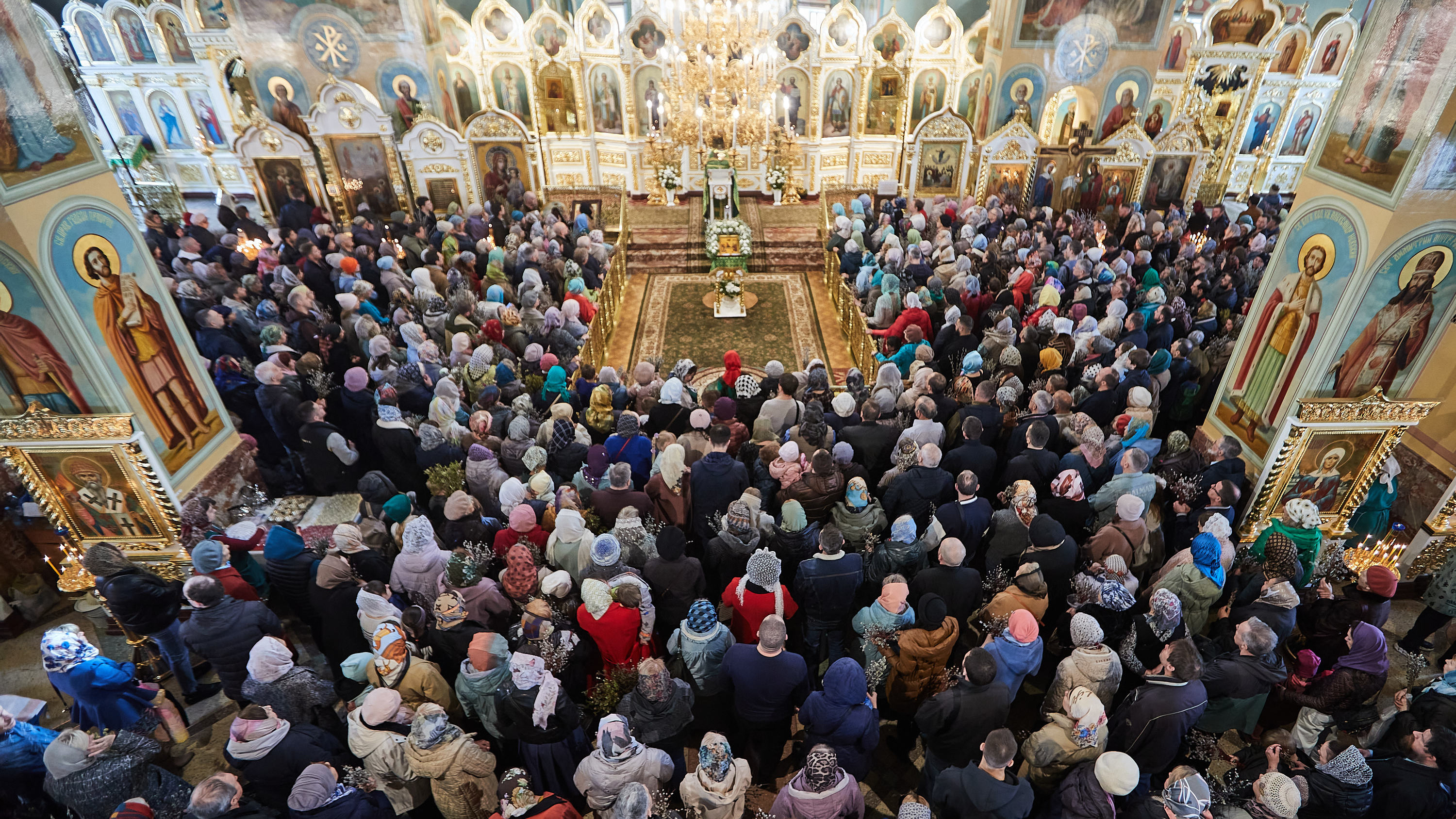 Толпы новосибирцев освятили вербы в Вознесенском соборе — смотрите, как это было