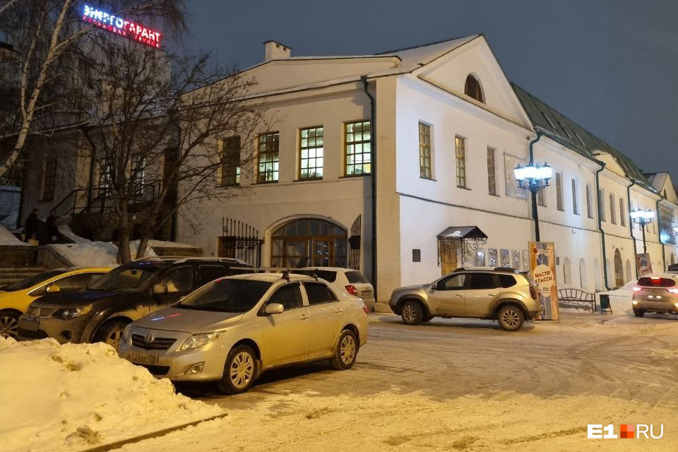 За движение в зоне знака «Пешеходная зона» полагается штраф в 2000 рублей. За стоянку — еще 1000 рублей