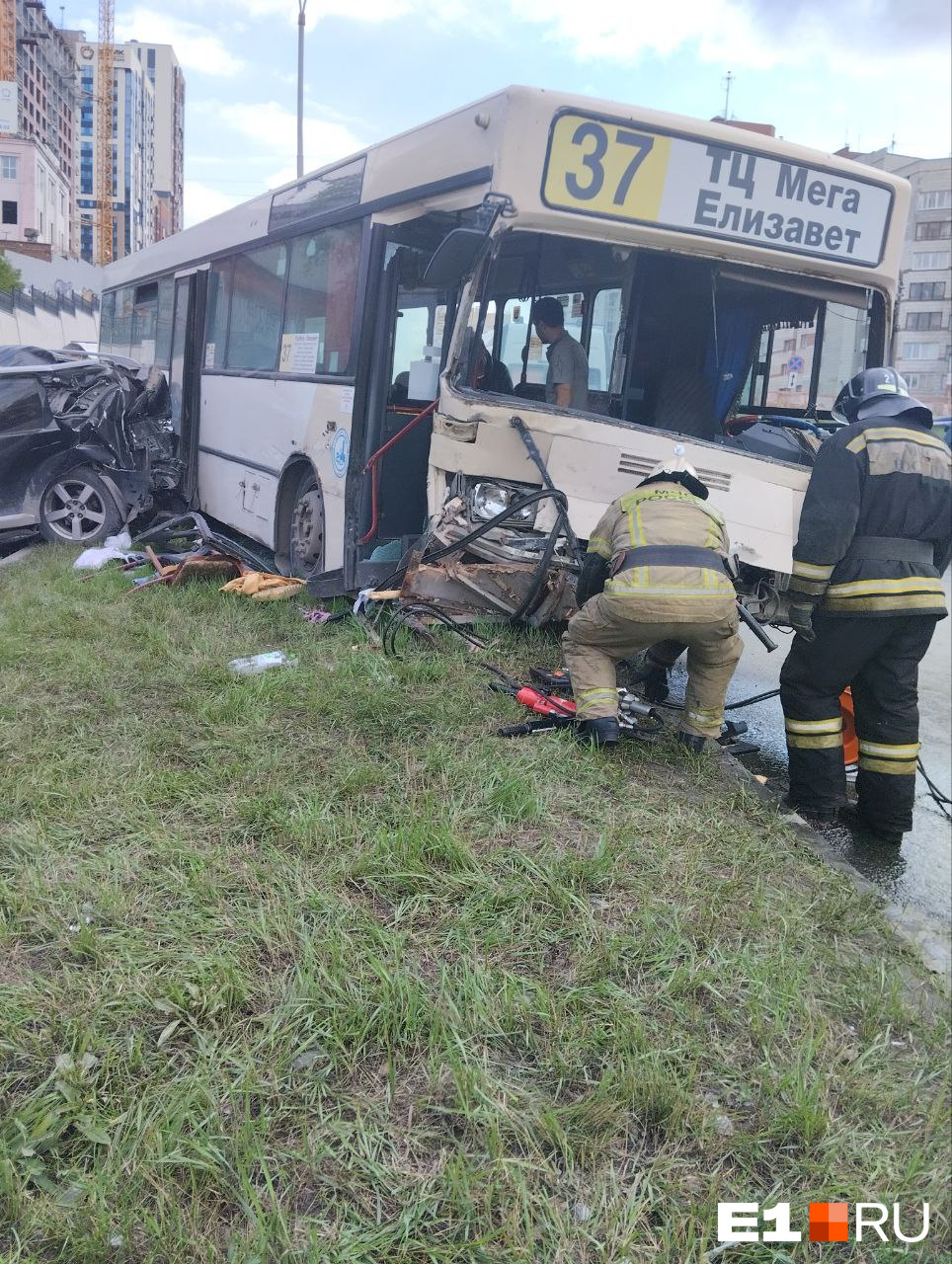 В Екатеринбурге произошло жесткое ДТП с автобусом, легковушкой и грузовиком...