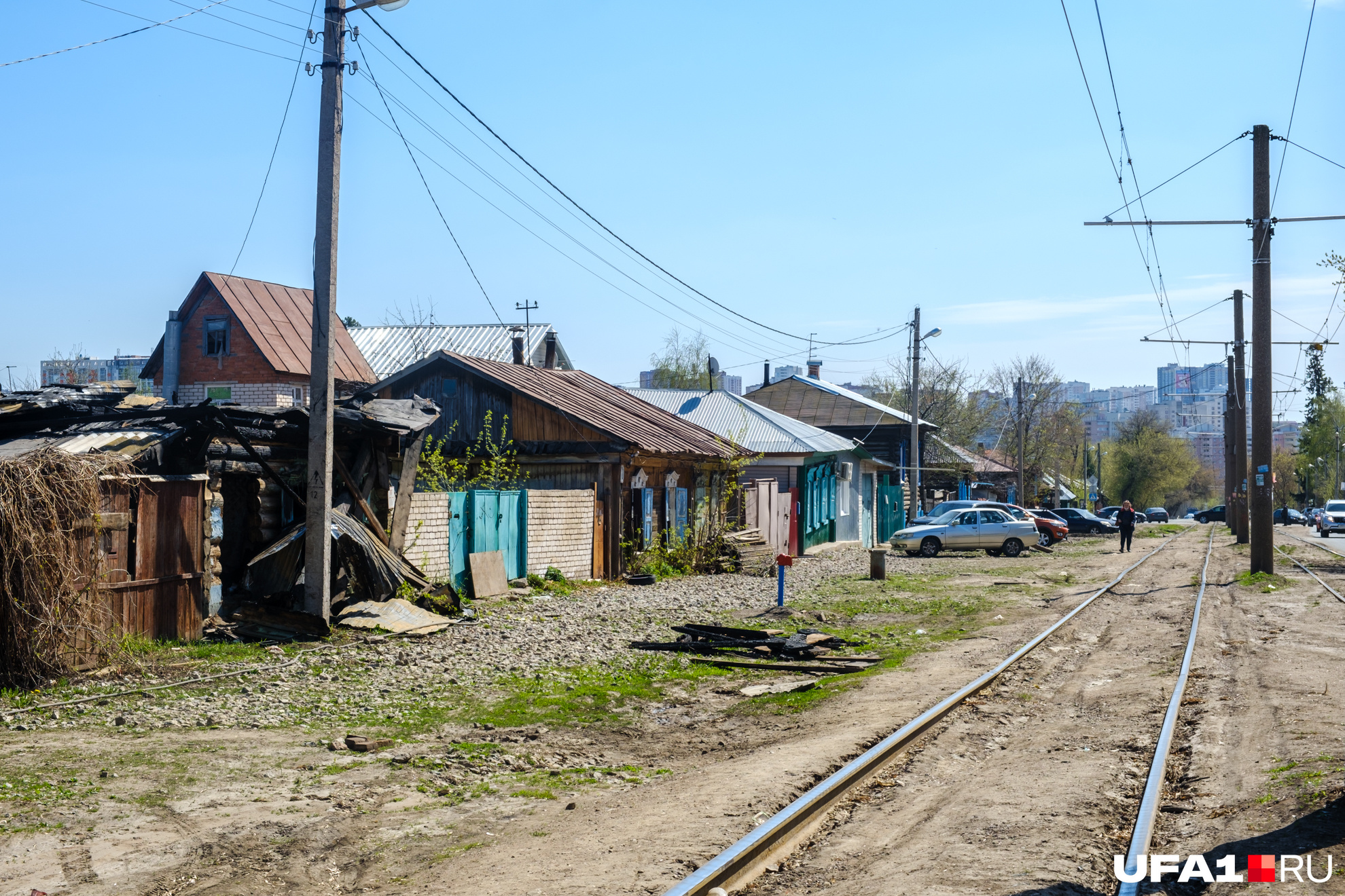 Общий вид улицы. Есть своя колонка, правда, дом напротив сгорел