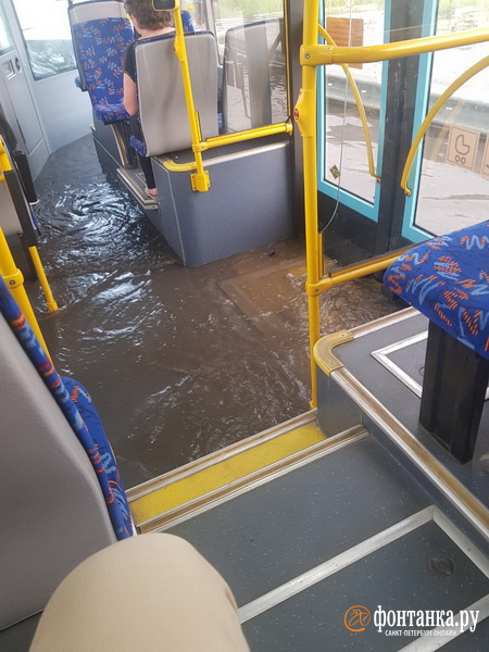 «Вода практически дошла до кресел». Автобус прошел гидроиспытания с пассажирами внутри у Пушкина