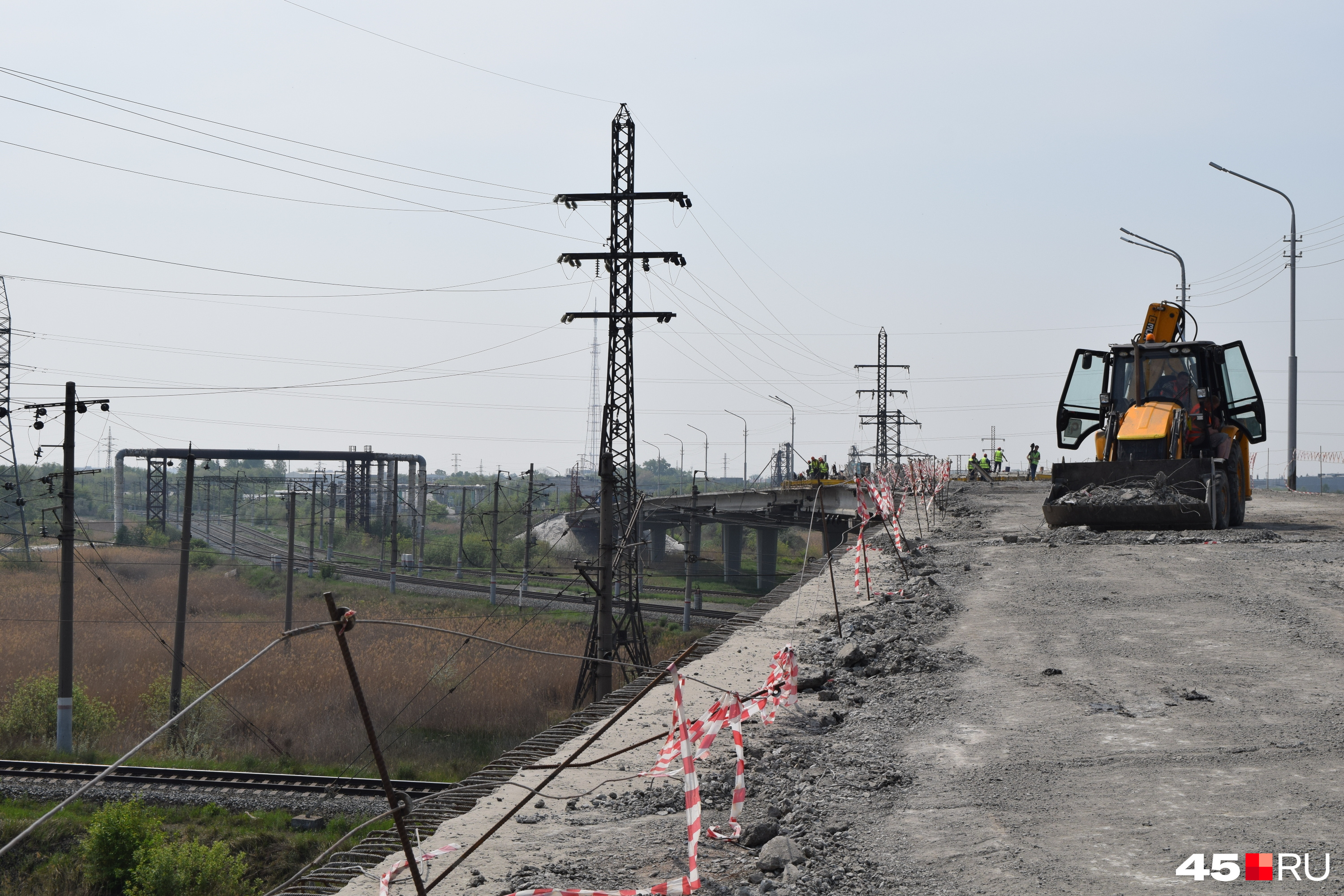 Движение по путепроводу перекрыто с марта. Его пришлось полностью закрыть из-за того, что мост узкий и технике не развернуться, если бы по полосе еще ездили автомобили