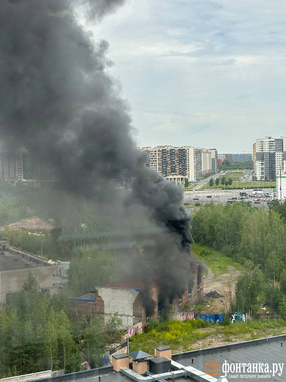 Дым над Октябрьской набережной в Петербурге, что случилось, фото, видео - 24  июня 2024 - ФОНТАНКА.ру