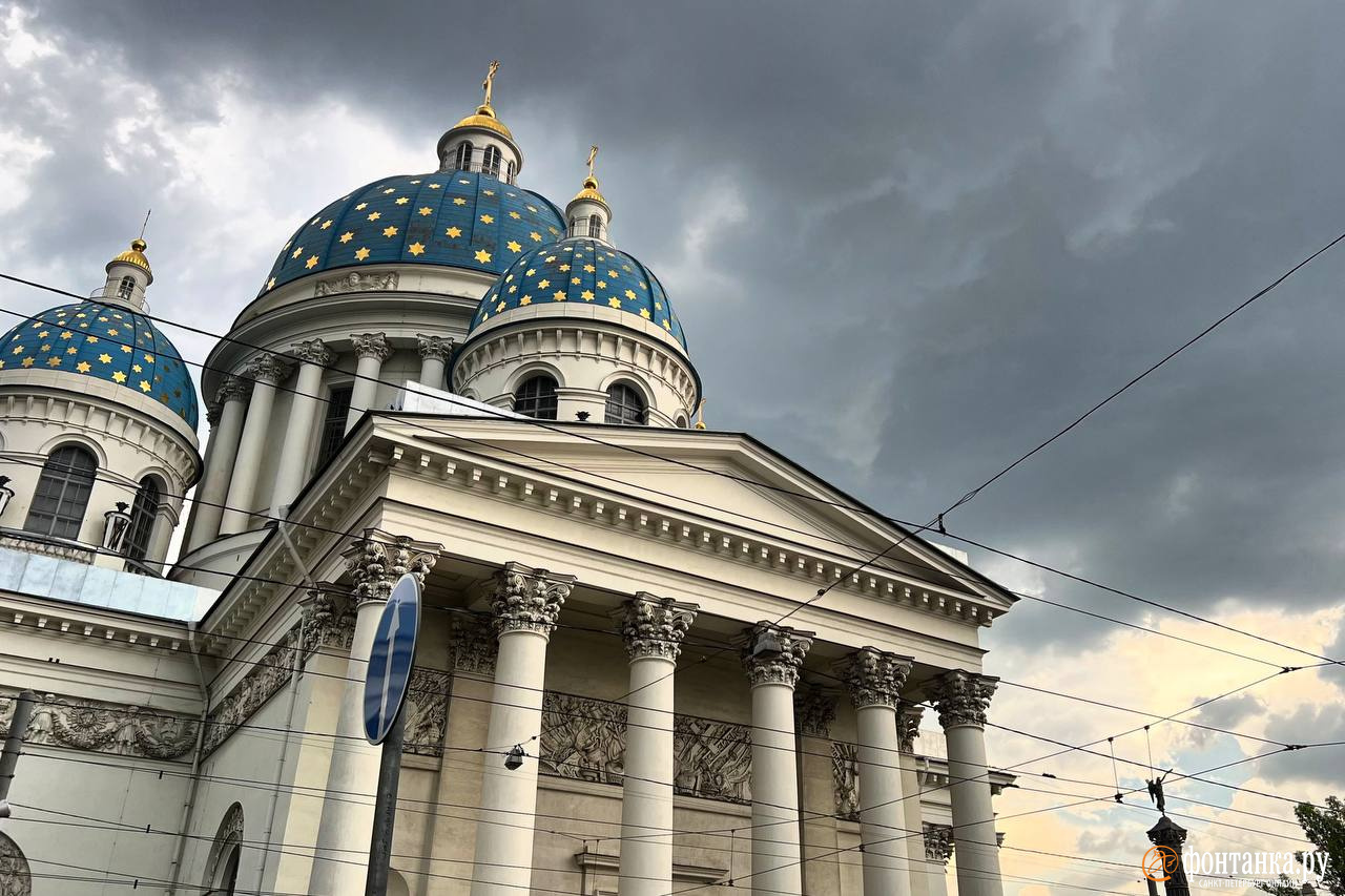 В Петербурге гроза: город заливает дождем и колотит градом