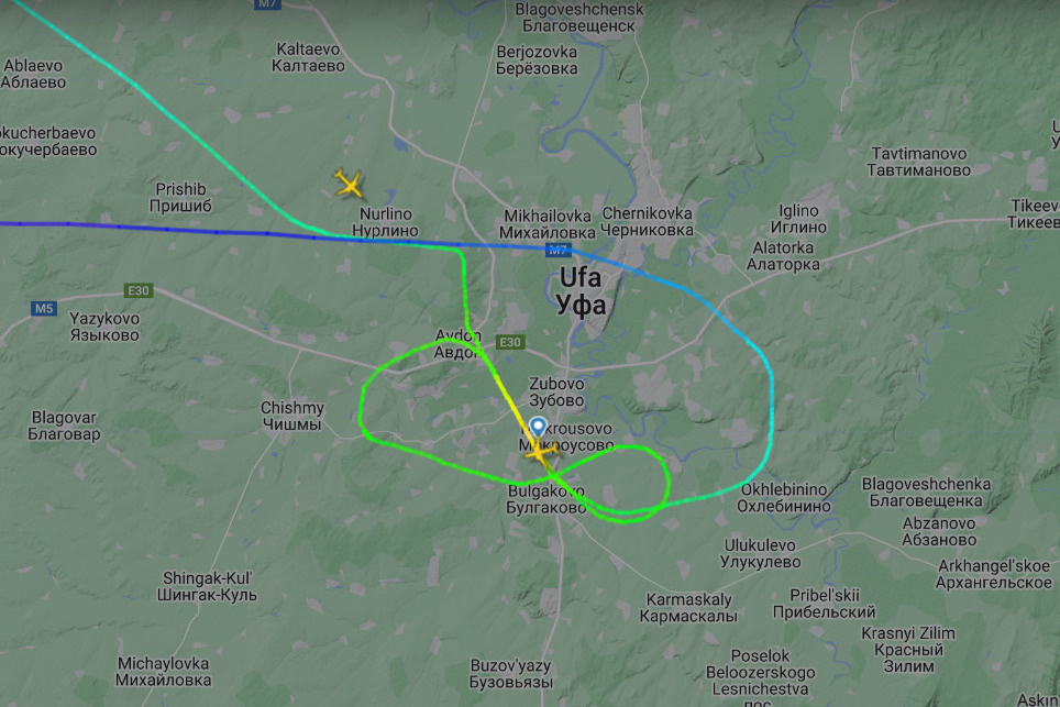 К половине шестого самолет направился в сторону Москвы