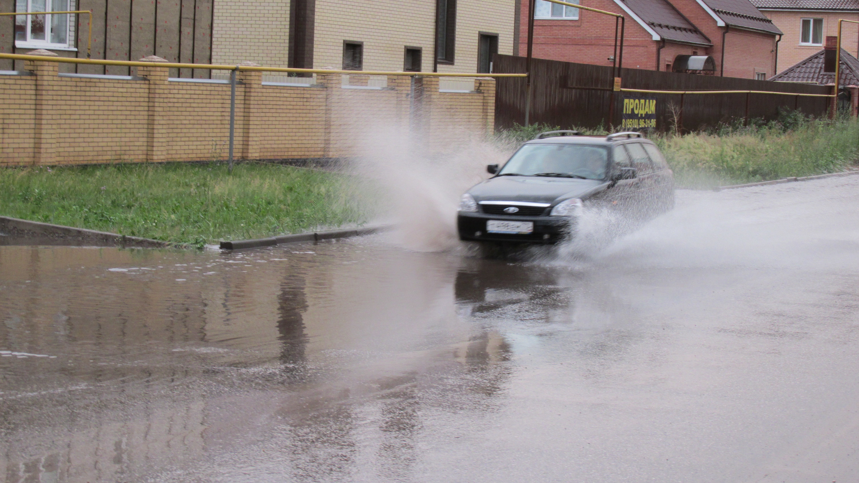 Затопило парковки, улицы и канализацию: в Ульяновске за полчаса выпала половина месячной нормы осадков
