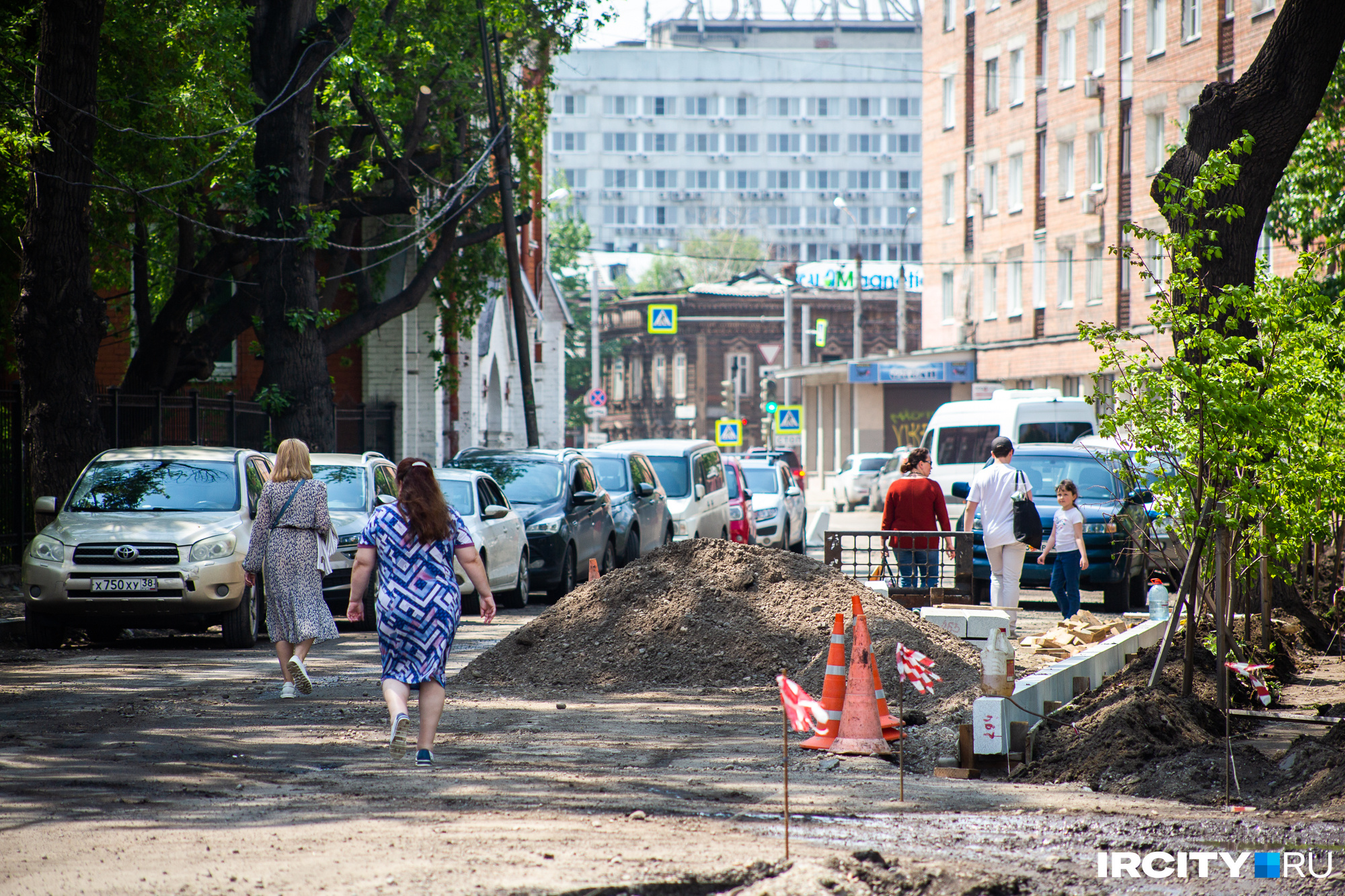 Горожане обходят разбитый тротуар и кучу земли на улице Свердлова прямо посередине проезжей части