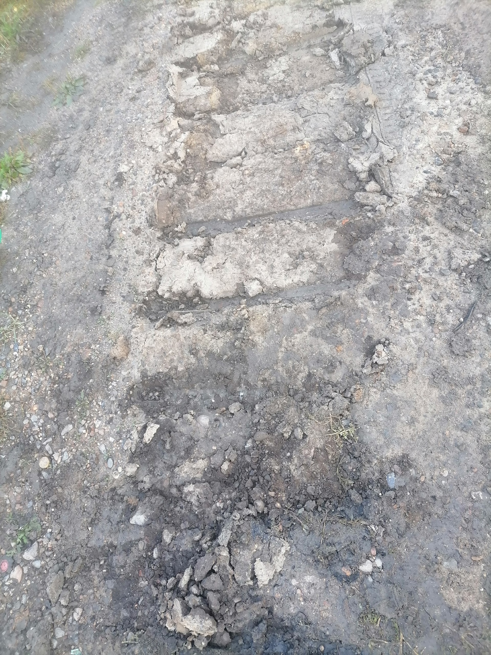 Следы гусениц на отсыпанном участке дороги