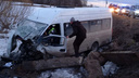 Фургон с рабочими разбился в Челябинской области, серьезно пострадали двое