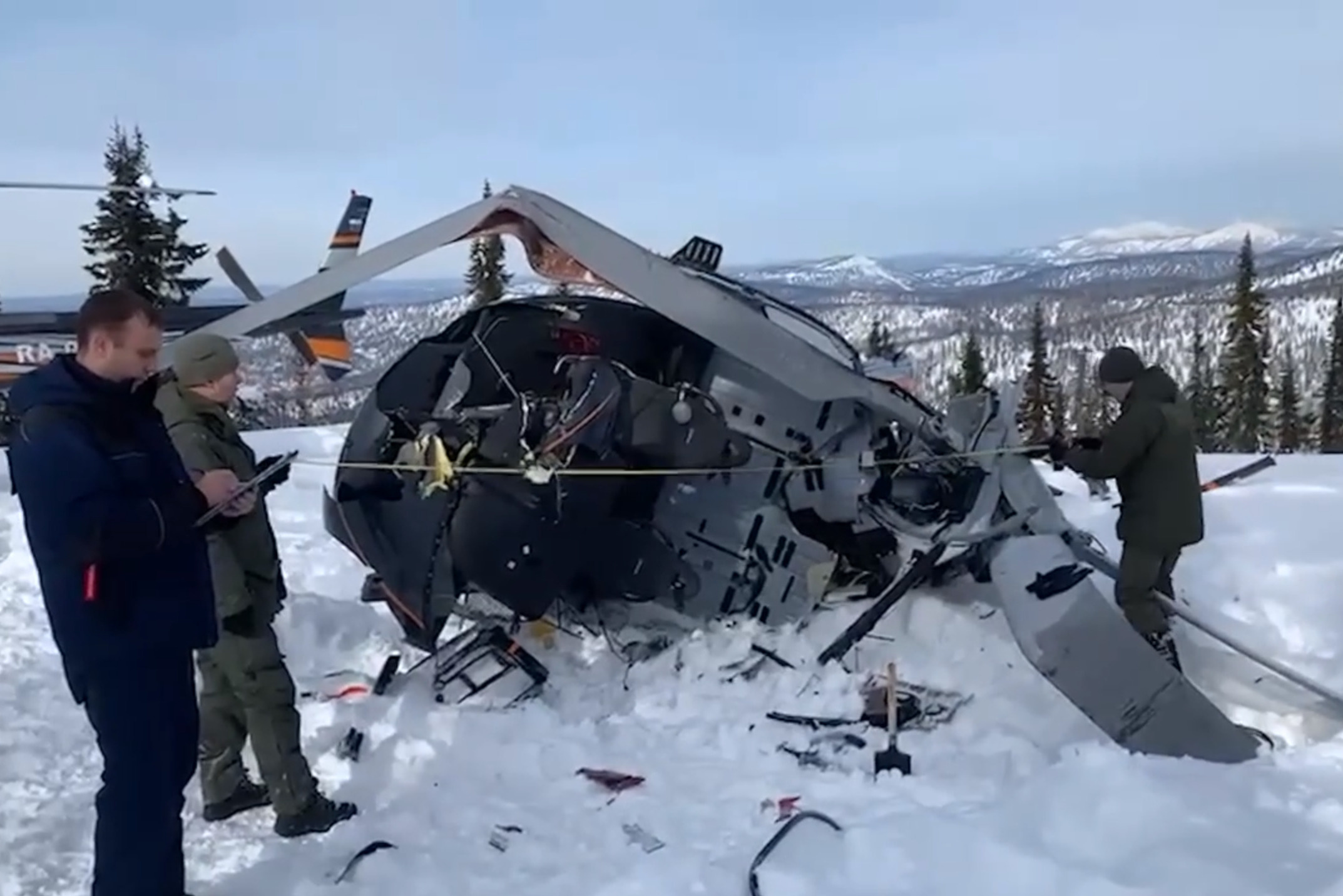 МАК раскрыли причины падения вертолета со сноубордистами в горах Кузбасса