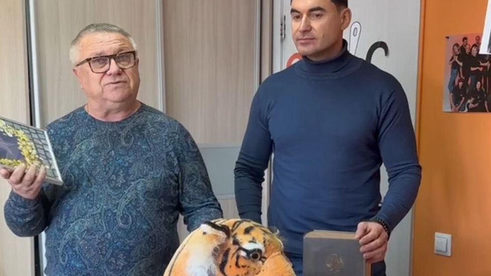 Директор барнаульского зоопарка подарил местному СМИ тигра — правда, есть один подвох